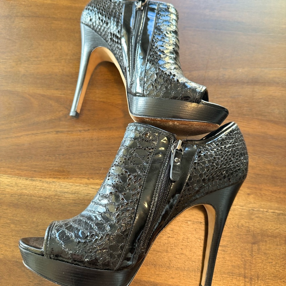 Via Spiga size 6M women’s open toes platform shoes. Croc patterned.